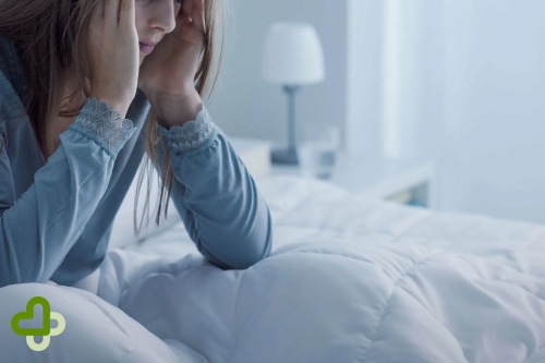 Девушка сидит на кровати